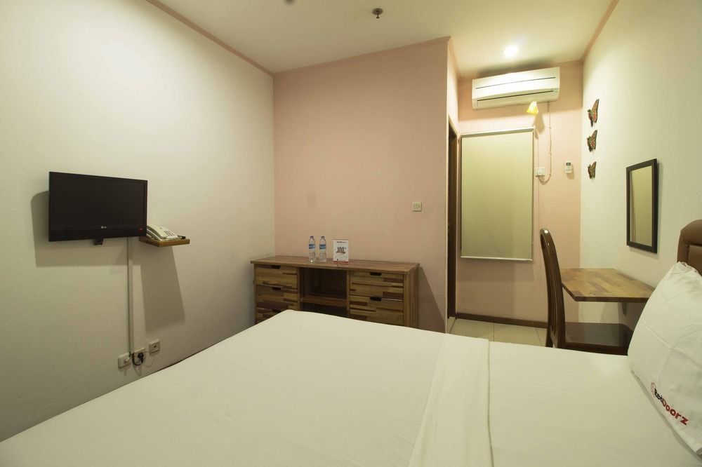 Reddoorz @ Petojo Hotel