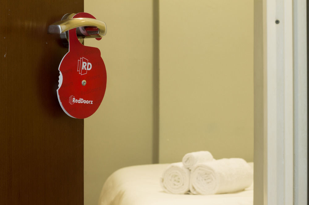Reddoorz @ Petojo Hotel 2*