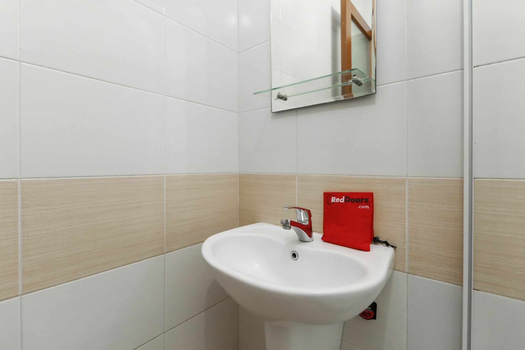 Hotel Reddoorz @ Petojo 2*